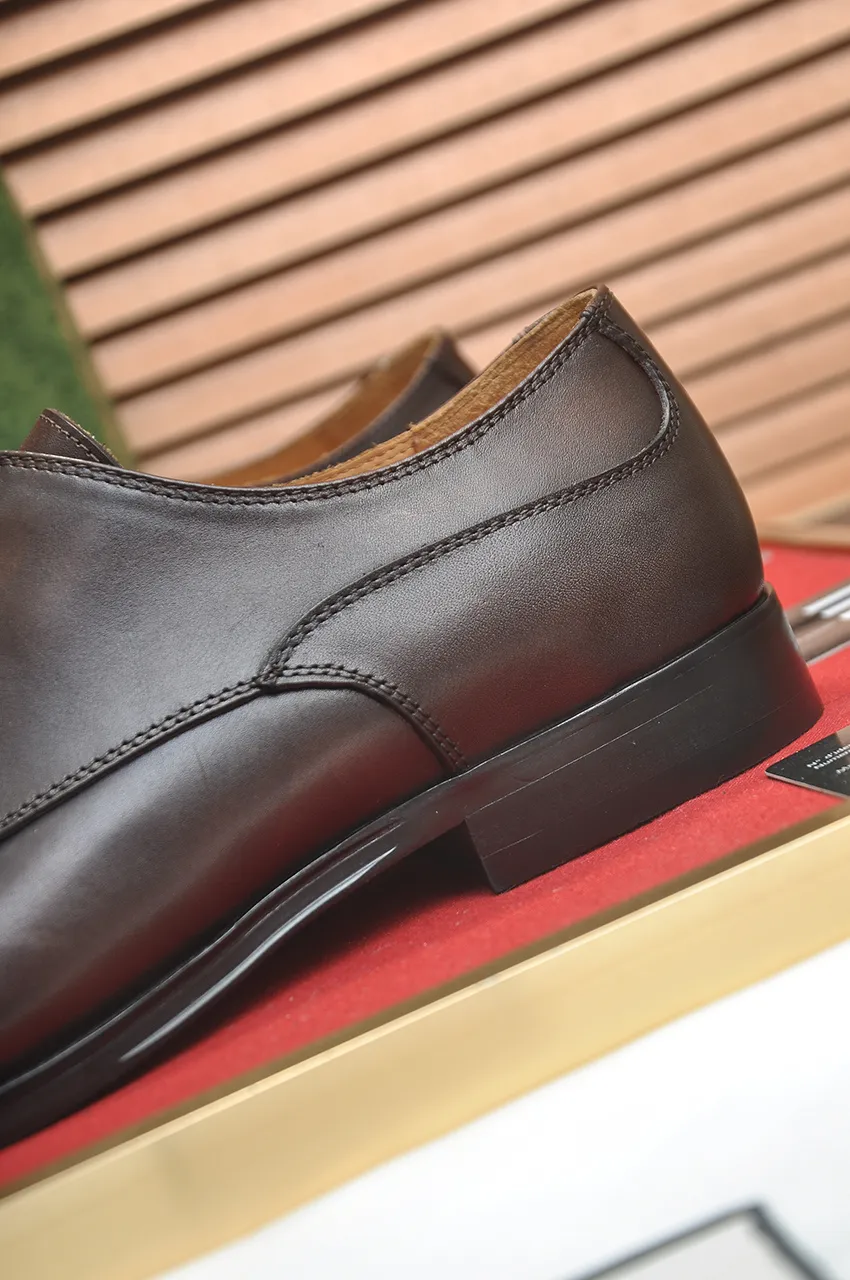 Men's shoes💰660💶 Brand: GUCCI (Gucci) Standard code: Men's code 39/44 (45/46 can be customized) Grade: Same as the official website Original quality Material: Original cowhide Water-dyed cowhide lining Original rubber outsole Style category: Men's fashionable casual leather shoes Distinguished big-name luxury elements top luxury Color: Actual picture